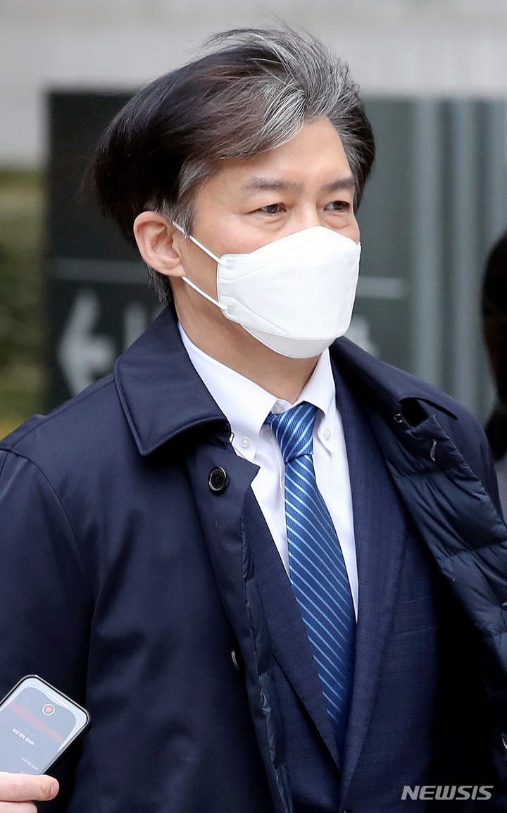 [서울=뉴시스] 김병문 기자 = '입시비리 및 사모펀드 등' 혐의를 받고 있는 조국 전 법무부 장관이 지난해 24일 오전 서울 서초구 서울중앙지방법원에서 열린 21차 공판을 마친 뒤 법정을 나하고 있다. 2021.12.24. dadazon@newsis.com