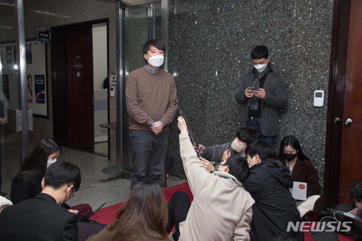 [서울=뉴시스] 전신 기자 = 이준석 국민의힘 대표가 24일 서울 여의도 국회 당대표실 앞에서 박근혜 전 대통령 사면과 관련한 입장을 밝히고 있다. (공동취재사진) 2021.12.24. photo@newsis.com