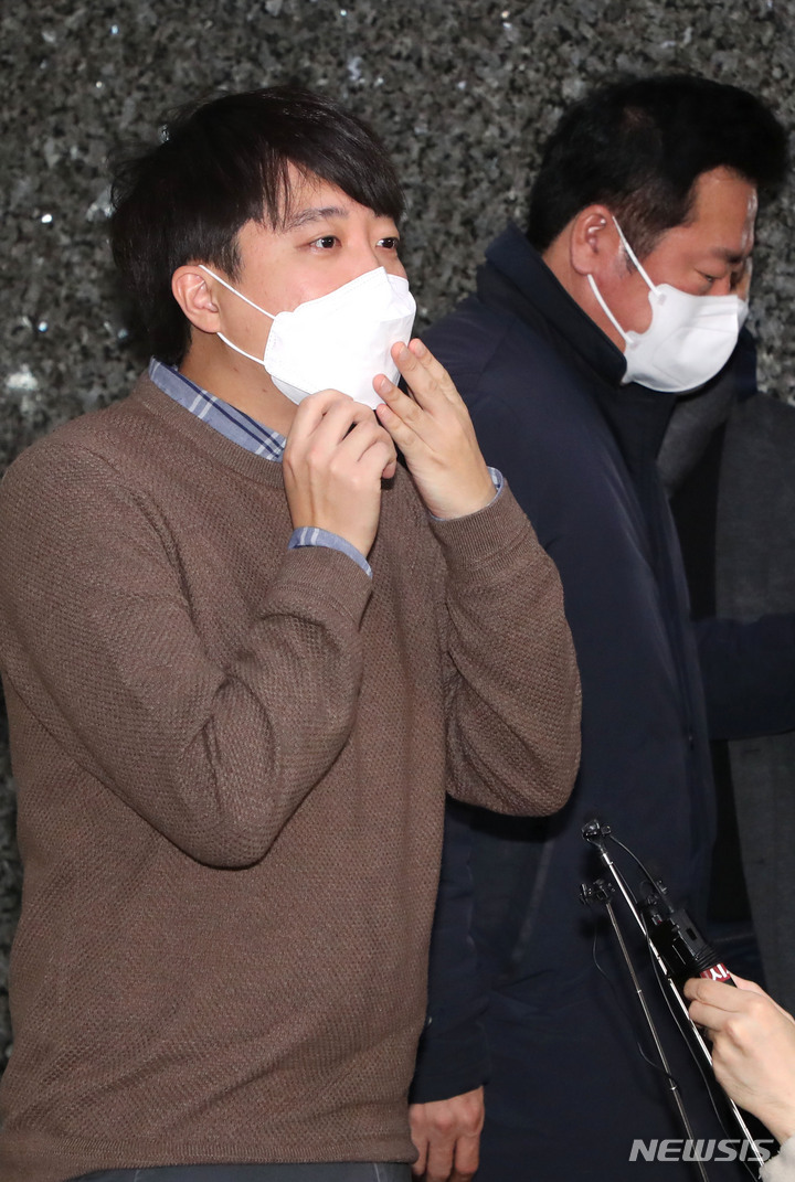 [서울=뉴시스] 전신 기자 = 이준석 국민의힘 대표가 24일 서울 여의도 국회 당대표실 앞에서 박근혜 전 대통령 사면과 관련한 입장을 밝히고 있다. (공동취재사진) 2021.12.24. photo@newsis.com