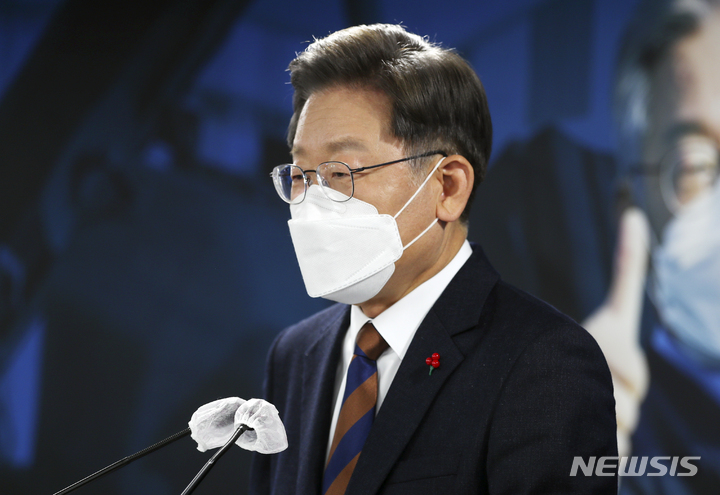 [서울=뉴시스] 최진석 기자 = 이재명 더불어민주당 대선 후보가 24일 서울 여의도 더불어민주당 중앙당사에서 '스마트강군, 선택적 모병제 공약 발표'를 마친 뒤 박근혜 전 대통령의 사면과 관련된 취재진의 질문에 답하고 있다. 2021.12.24. myjs@newsis.com