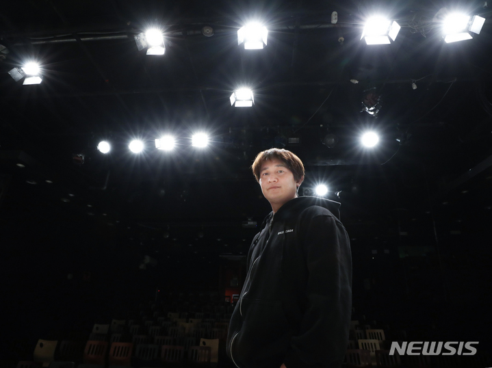 [서울=뉴시스] 조수정 기자 = 카카오TV 'NEW 사랑과 전쟁'을 연출한 손남목 두레아트플랜 대표가 22일 서울 종로구 대학로 두레홀에서 뉴시스와 인터뷰 하고 있다. 2021.12.25. chocrystal@newsis.com