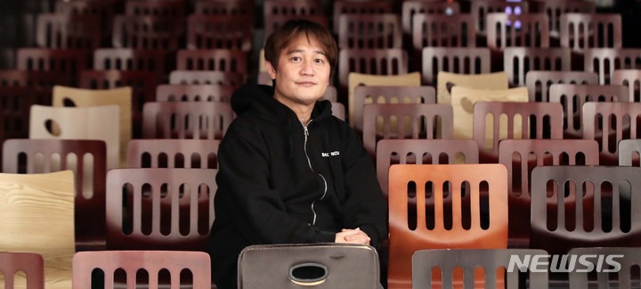 [서울=뉴시스] 조수정 기자 = 카카오TV 'NEW 사랑과 전쟁'을 연출한 손남목 두레아트플랜 대표가 22일 서울 종로구 대학로 두레홀에서 뉴시스와 인터뷰 하고 있다. 2021.12.25. chocrystal@newsis.com