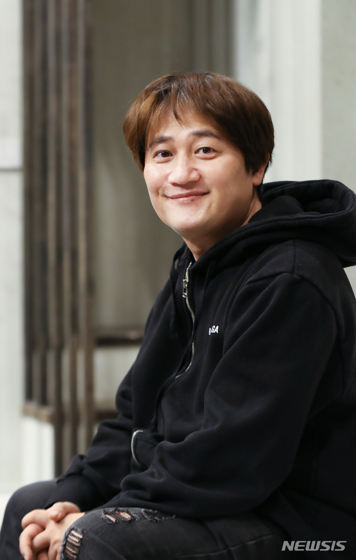 [서울=뉴시스] 조수정 기자 = 카카오TV 'NEW 사랑과 전쟁'을 연출한 손남목 두레아트플랜 대표가 22일 서울 종로구 대학로 두레홀에서 뉴시스와 인터뷰 하고 있다. 2021.12.25. chocrystal@newsis.com