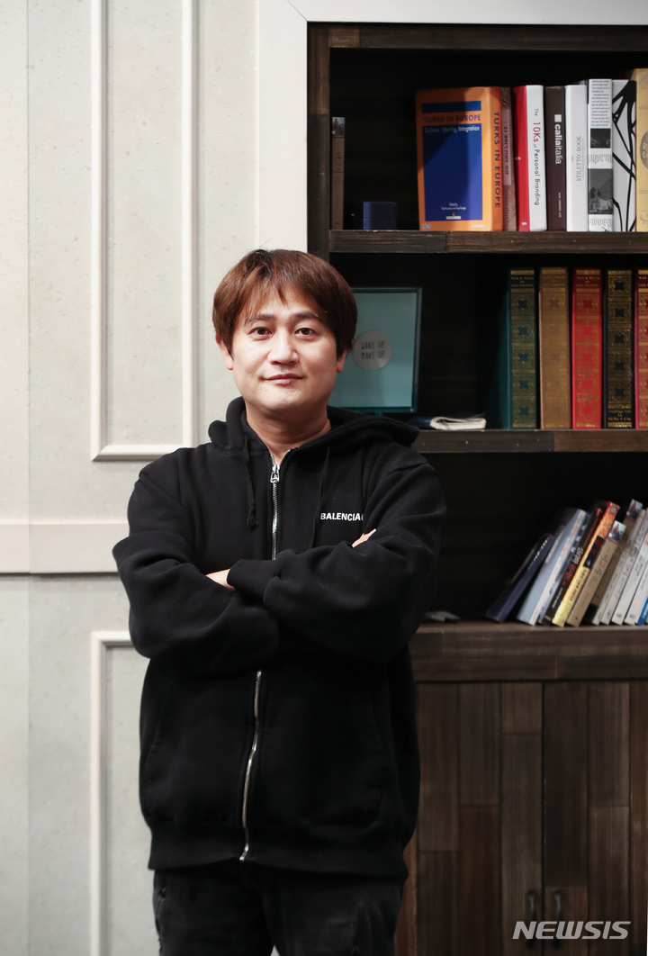 [서울=뉴시스] 조수정 기자 = 카카오TV 'NEW 사랑과 전쟁'을 연출한 손남목 두레아트플랜 대표가 22일 서울 종로구 대학로 두레홀에서 뉴시스와 인터뷰 하고 있다. 2021.12.25. chocrystal@newsis.com