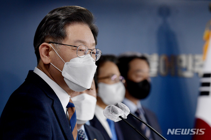 [서울=뉴시스] 최진석 기자 = 이재명 더불어민주당 대선 후보가 24일 서울 여의도 더불어민주당 중앙당사에서 '스마트강군, 선택적 모병제 공약 발표'를 하고 있다. (공동취재사진) 2021.12.24. photo@newsis.com