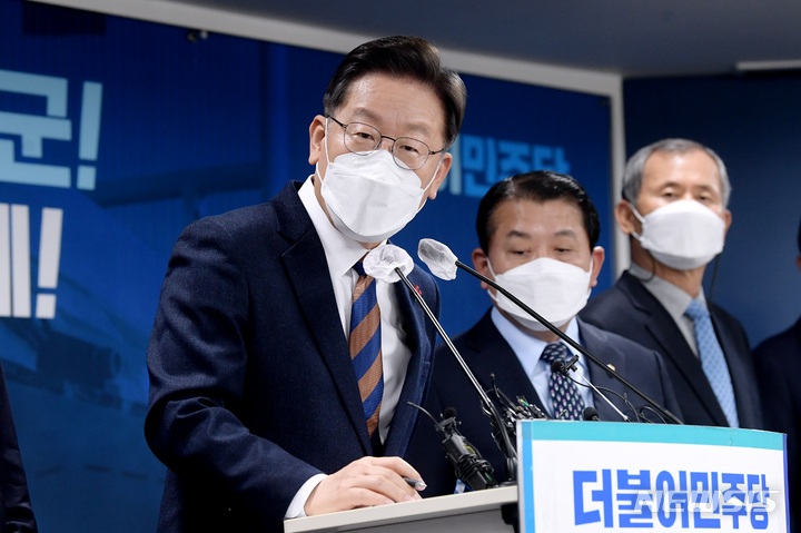 [서울=뉴시스] 최진석 기자 = 이재명 더불어민주당 대선 후보가 24일 서울 여의도 더불어민주당 중앙당사에서 '스마트강군, 선택적 모병제 공약 발표'를 하고 있다. (공동취재사진) 2021.12.24. photo@newsis.com