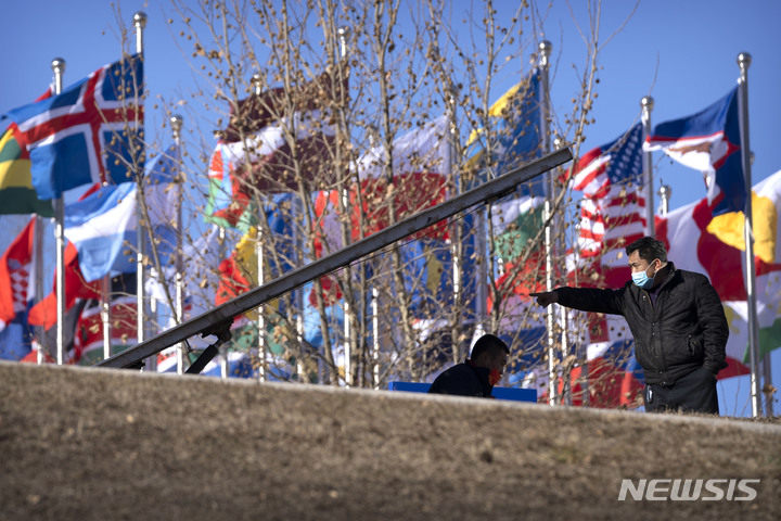 [베이징=AP/뉴시스] 24일 중국 베이징에 있는 2022 베이징 동계 올림픽 선수촌에서 마스크를 쓴 근무자들이 작업하고 있다. 베이징올림픽 조직위는 24일 2022년 동계 올림픽과 패럴림픽 선수촌의 일부를 언론에 공개했다. 2021.12.24.
