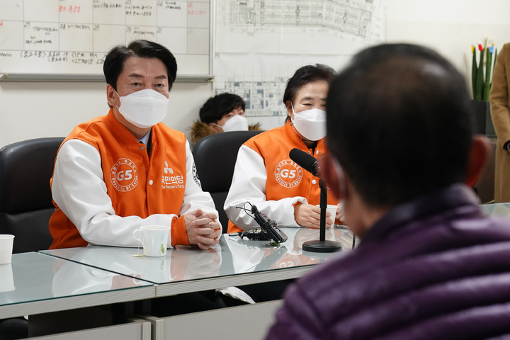 [서울=뉴시스] 최진석 기자 = 안철수 국민의당 대선 후보가 24일 부산 자갈치시장에서 부산자갈치시장상인회와 함께하는 중앙선대위 현장회의 및 간담회를 하고 있다. (사진=국민의당 제공) 2021.12.24. photo@newsis.com *재판매 및 DB 금지