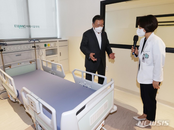 [서울=뉴시스] 김진아 기자 = 문재인 대통령이 24일 서울 강서구 마곡동 이화여자대학교 의과대학 부속 서울병원을 방문, 코로나19 위중증 환자용 병상을 살펴보고 있다. 2021.12.24. bluesoda@newsis.com