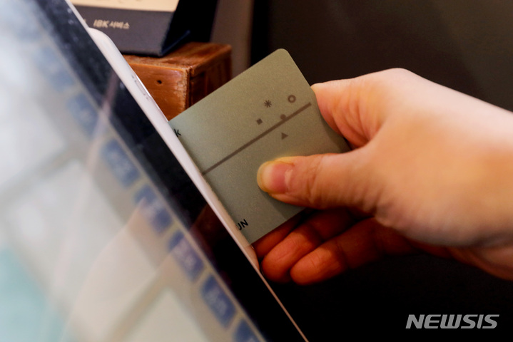 [서울=뉴시스] 김병문 기자 = 서울 시내 한 식당에 설치된 카드단말기 모습. 2021.12.24. dadazon@newsis.com