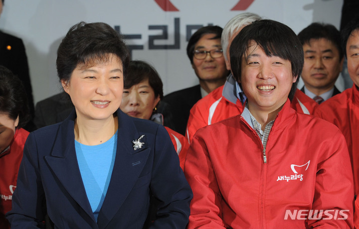 [서울=뉴시스] 제19대 국회의원 선거가 종료된 2012년 4월 11일 오후 서울 여의도 새누리당 당사 종합상황실에서 박근혜 선거대책위원장과 이양희, 이준석 비상대책위원이 웃으며 이야기 나누고 있다. (사진=뉴시스 DB) 2021.12.24.