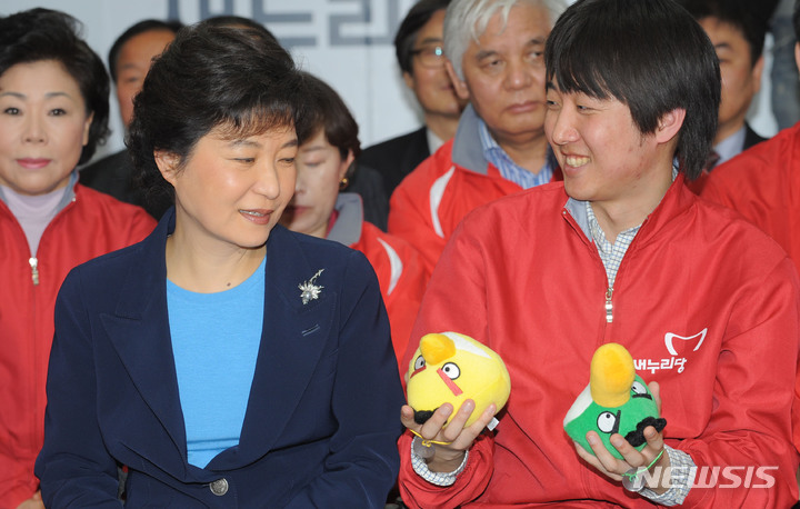 [서울=뉴시스] 제19대 국회의원 선거가 종료된 2012년 4월 11일 오후 서울 여의도 새누리당 당사 종합상황실에 박근혜 선거대책위원장이 이준석 비상대책위원과 손에 든 앵그리버드 인형에 대해 말하고 있다. (사진=뉴시스 DB) 2021.12.24.