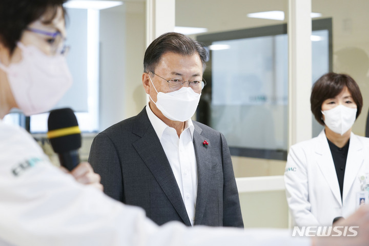 [서울=뉴시스] 김진아 기자 = 문재인 대통령이 24일 서울 강서구 마곡동 이화여자대학교 의과대학 부속 서울병원을 방문, 이선영 이화의료원 전략기획본부장으로부터 병상확충 관련 브리핑을 받고 있다. 2021.12.24. bluesoda@newsis.com