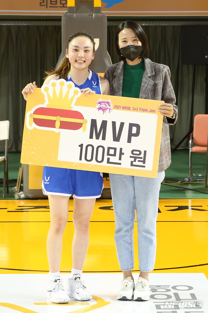 [서울=뉴시스]여자농구 삼성생명, 3대3 우승…MVP 최서연 (사진 = WKBL 제공)