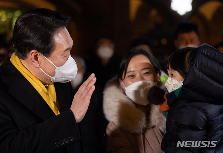 [서울=뉴시스] 정병혁 기자 = 윤석열 국민의힘 대선후보가 24일 오후 서울 중구 명동성당에서 열린 성탄절 미사에 참석하기에 앞서 시민들과 기념촬영을 하고 있다. (공동취재사진) 2021.12.25. photo@newsis.com