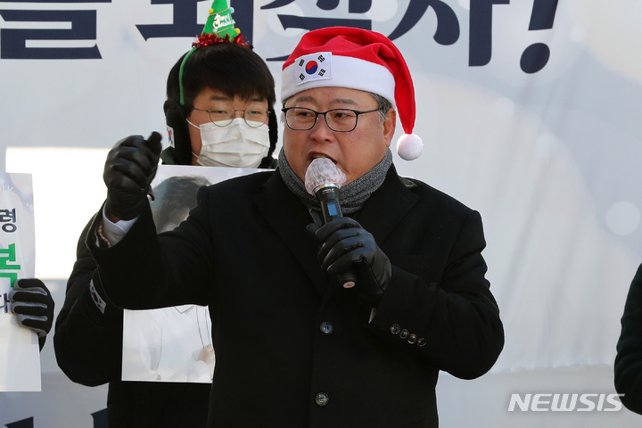 [서울=뉴시스] 백동현 기자 = 조원진 우리공화당 대표가 25일 오후 서울 중구 숭례문오거리 인근에서 열린 박근혜 전 대통령 석방 축하 및 건강 기원 집회(제216차 태극기집회)에 참석해 발언하고 있다. 2021.12.25. livertrent@newsis.com