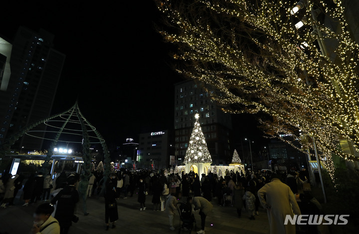 [서울=뉴시스] 고범준 기자 = 성탄절인 지난 25일 오후 서울 영등포구 타임스퀘어를 찾은 시민들이 대형 트리를 배경으로 기념촬영을 하고 있다. 2021.12.25. bjko@newsis.com