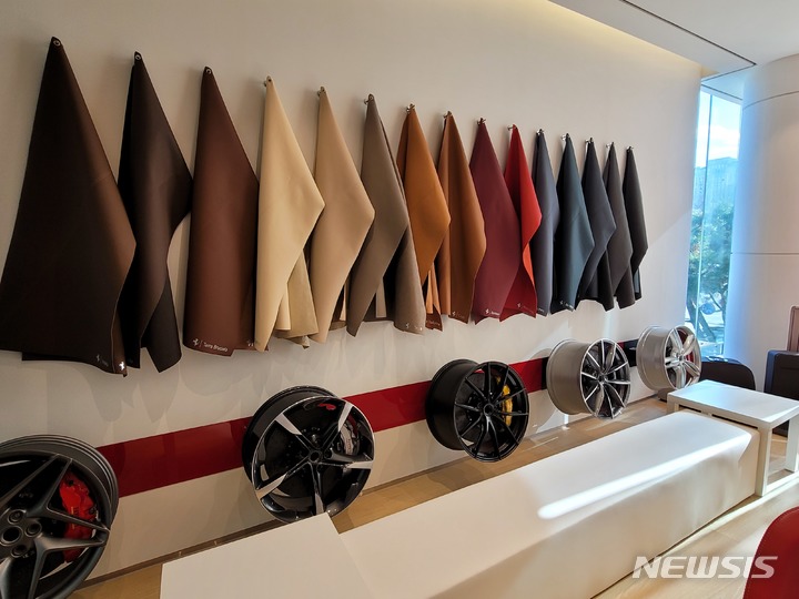 [서울=뉴시스]최희정 기자=고객들은 '페라리 아뜰리에(Ferrari Atelier)에서 전문가와 함께 ▲차량 외관 컬러 ▲실내 소재 ▲최신 기술 장비 등 상세 옵션을 직접 확인하고 선택할 수 있다. 사진은 페라리 아뜰리에 공간에 마련된 차량 옵션. dazzling@newsis.com 