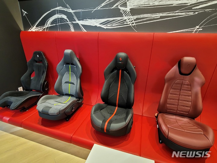  [서울=뉴시스]최희정 기자=고객들은 '페라리 아뜰리에(Ferrari Atelier)에서 전문가와 함께 ▲차량 외관 컬러 ▲실내 소재 ▲최신 기술 장비 등 상세 옵션을 직접 확인하고 선택할 수 있다. 사진은 페라리 아뜰리에 공간에 마련된 차량 옵션. dazzling@newsis.com 