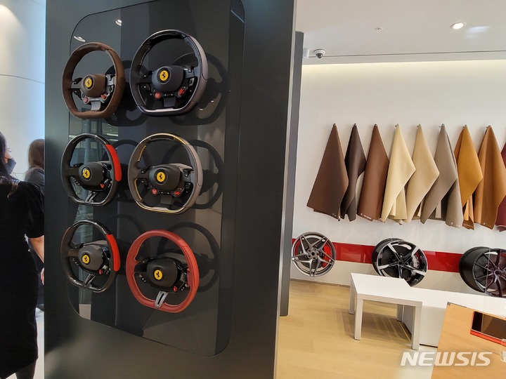  [서울=뉴시스]최희정 기자=고객들은 '페라리 아뜰리에(Ferrari Atelier)에서 전문가와 함께 ▲차량 외관 컬러 ▲실내 소재 ▲최신 기술 장비 등 상세 옵션을 직접 확인하고 선택할 수 있다. 사진은 페라리 아뜰리에 공간에 마련된 차량 옵션. dazzling@newsis.com 