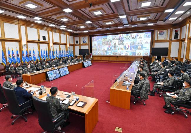 [서울=뉴시스] 지난 24일 개최된 공군 지휘관회의에서 참석자들이 안건을 토의하고 있다. 2021.12.26. (사진=공군 제공) *재판매 및 DB 금지