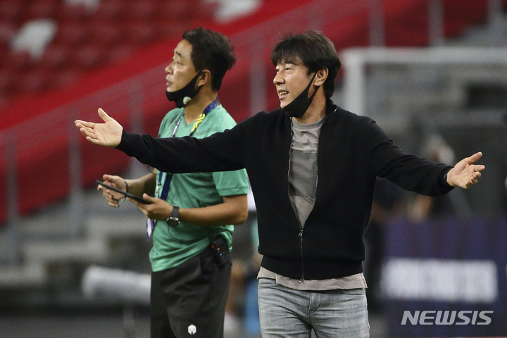 [싱가포르=AP/뉴시스]신태용 인도네시아 축구대표팀 감독. 2021.12.25.