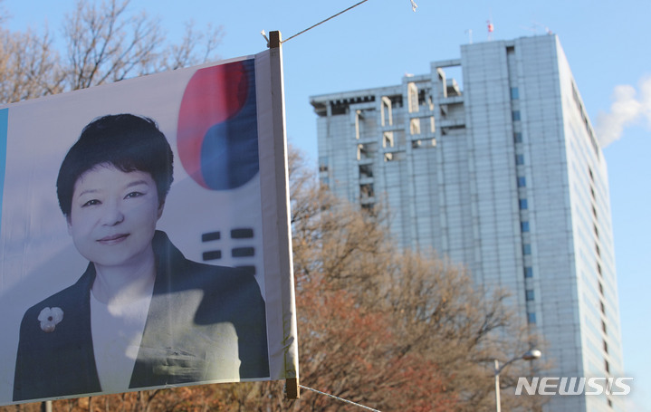 [서울=뉴시스] 권창회 기자 =26일 오전 박근혜 전 대통령이 입원중인 서울 강남구 삼성서울병원 정문에 박 전 대통령의 건강을 기원하는 현수막이 걸려 있다. 2021.12.26. kch0523@newsis.com