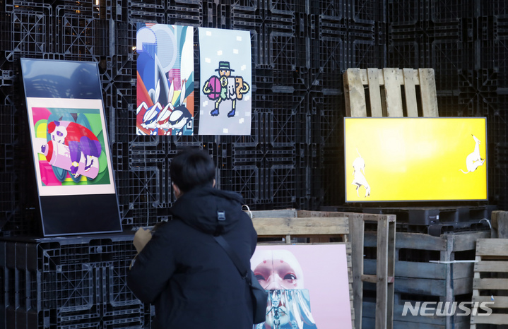 [서울=뉴시스] 고승민 기자 = 코엑스는 오는 31일까지 코엑스 및 무역센터 일대에서 개최하는 '코엑스 윈터 갤러리 2021'에서 임인년 비상을 기원하는 아트전시를 선보인다. 26일 코엑스 동문 로비에서 '비-상한 NFT 아트전'이 열리고 있다. 2021.12.26. kkssmm99@newsis.com