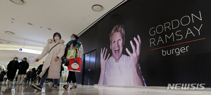 [서울=뉴시스] 권창회 기자 =26일 오후 서울 송파구 롯데월드몰에 '고든 램지 버거' 현수막이 붙어있다. 고든 램지는 세계적인 레스토랑 별점 가이드북인 미쉐린 스타를 16개 획득한 영국 출신 유명 요리사로 2012년 자신의 이름을 내건 고든 램지 버거를 론칭했다. 미국 라스베이거스와 영국 런던, 미국 시카고에 1,2,3호점을 운영하고 있으며, 잠실점은 아시아 최초 매장이자 전 세계 네 번째 매장이다. 오는 30일 프리 오픈을 거쳐 내년 1월 7일 정식 오픈한다. 2021.12.26. kch0523@newsis.com