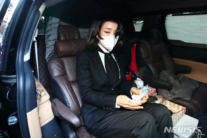 [서울=뉴시스] 국회사진기자단 = 윤석열 국민의힘 대선 후보의 부인 김건희 코바나컨텐츠 대표가 26일 서울 여의도 국민의힘 당사에서 자신의 허위 이력 의혹과 관련해 입장문 발표를 마친 뒤 당사를 나서고 있다. 2021.12.26. photo@newsis.com