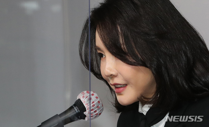 [서울=뉴시스] 국회사진기자단 = 윤석열 국민의힘 대선 후보의 부인 김건희 코바나컨텐츠 대표가 지난해 12월26일 서울 여의도 국민의힘 당사에서 자신의 허위 이력 의혹과 관련해 입장문을 발표하고 있다. 2021.12.26. photo@newsis.com