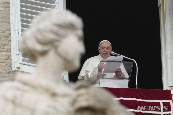 [AP/뉴시스] 프란치스코 교황이 26일 성베드로 광장 신도들을 향해 정오 기도 메시지를 전하고 있다 