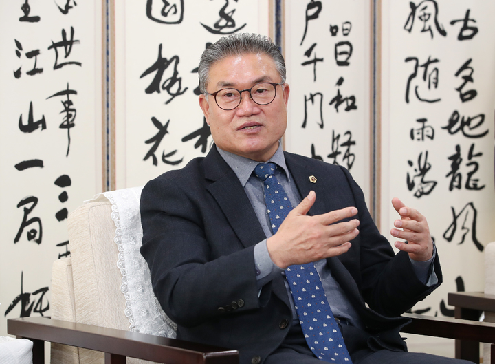 [홍성=뉴시스] 김명선 충남도의회 의장이 뉴시스와 신년 인터뷰를 하고 있다. *재판매 및 DB 금지