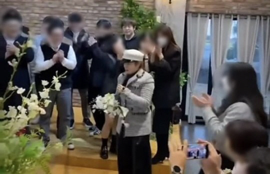 이시언·서지승 결혼식에서 마스크를 착용하지 않은 하객들. 가운데 박나래.