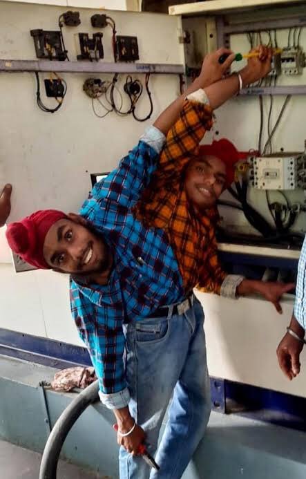 [서울=뉴시스] 지난 23일 공유된 인도 샴쌍둥이 형제의 모습이다. 최근 인도 펀자브주 전력공사에 전기 기술자로 채용된 형제가 전기 배전반을 수리하고 있다. (출처 : 트위터 화면 캡처) 2021.12.27. *재판매 및 DB 금지