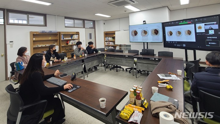 [대구=뉴시스] 고여정 수습기자 = 청년키움식당 앞산점 파이스티키친팀과 봄날애키친팀이 '2021 청년키움식당 운영 우수사례 온라인 경진대회'에서 우수사례에 선정됐다. 2021.12.27 (사진=대구시 남구) ruding@newsis.com