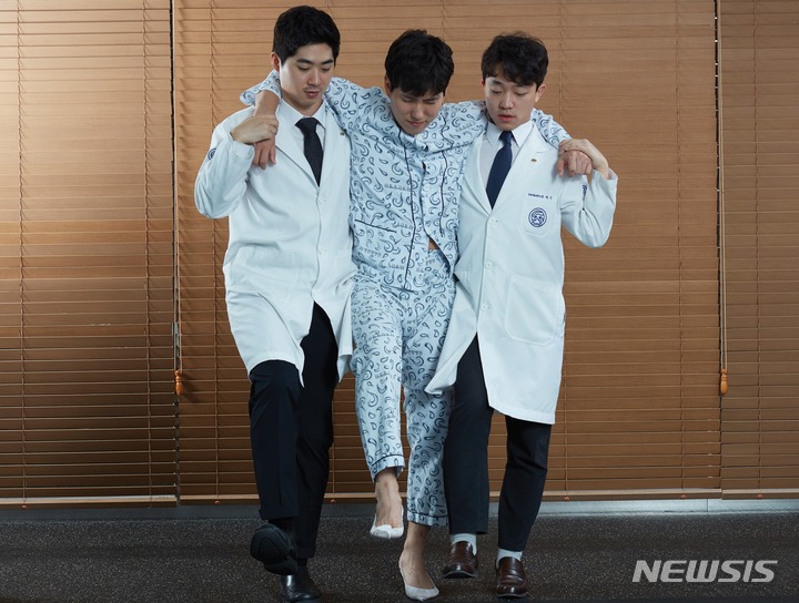 [서울=뉴시스]동작침법을 받은 환자. 동작침법은 한의사가 통증과 관련된 경혈에 침을 놓은 상태에서 환자의 움직임을 유도해 통증을 단기간에 줄여주는 응급침술이다. (사진= 자생한방병원 제공) 2021.12.27