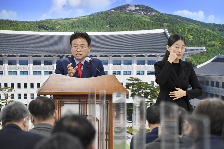 [안동=뉴시스] 이철우 경북지사가 27일 도청 브리핑룸에서 내년 도정 계획을 설명하고 있다. (사진=경북도 제공) 2021.12.27 *재판매 및 DB 금지