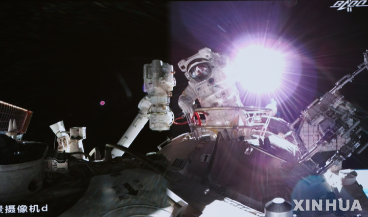 [베이징=신화/뉴시스] 26일 베이징 우주항공관제센터 화면을 캡쳐한 사진으로, 선저우 13호 우주인 예광푸(葉光富)가 우주유영(선외 활동)을 하고 있다. 이는 선저우 13호 우주인들이 진행한 두번째 우주유영이다. 2021.12.27 