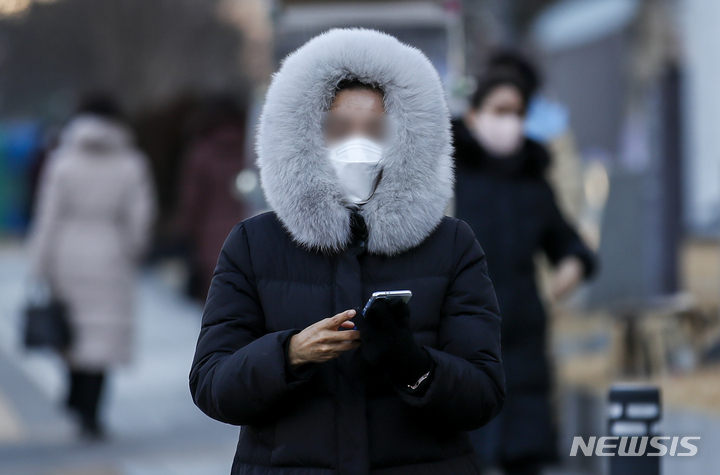 [서울=뉴시스] 정병혁 기자 = 전국 대부분의 지역에 한파특보가 발효되는 등 추운 날씨를 보인 지난달 27일 오전 서울 중구 서울시청 인근에서 두꺼운 옷차림을 한 시민이 이동하고 있다. 2021.12.27. jhope@newsis.com