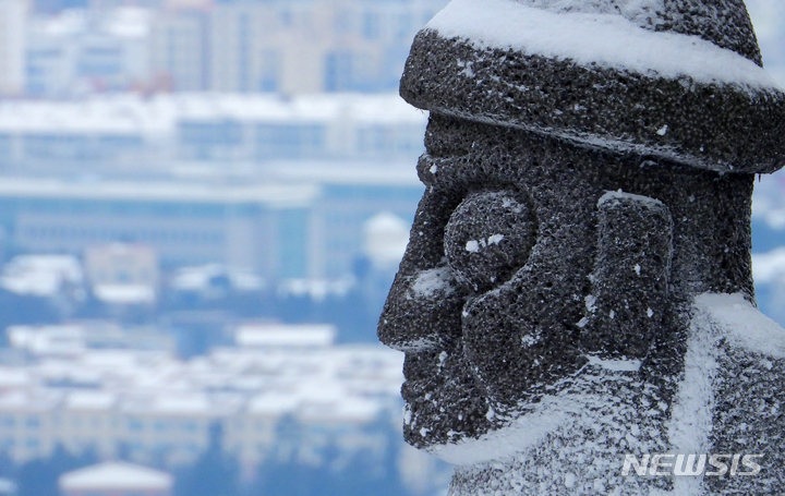 [제주=뉴시스] 제주시 영평동에서 돌하르방에 눈이 쌓여 있다. (사진=뉴시스DB)