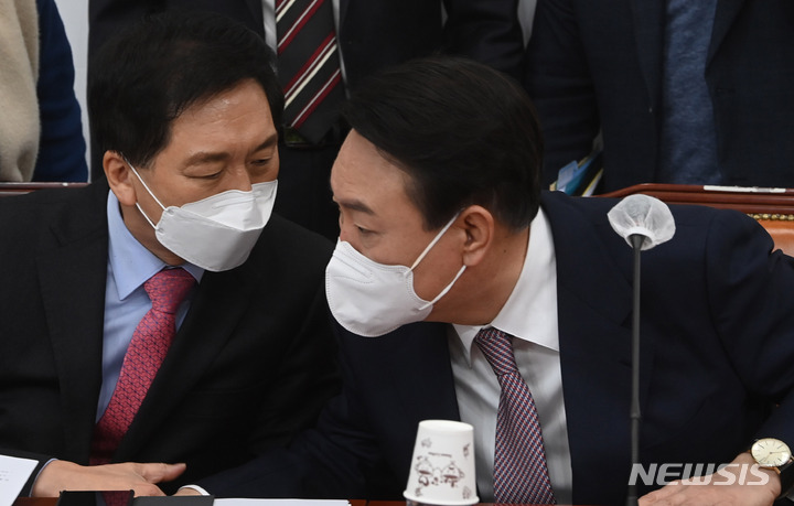 [서울=뉴시스] 전신 기자 = 윤석열 국민의힘 대선 후보와 김기현 원내대표. (공동취재사진) 2021.12.27. photo@newsis.com