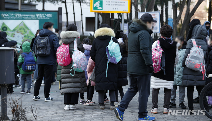 [서울=뉴시스] 홍효식 기자 = 0시 기준 코로나19 신규 확진자가 4,207명으로 집계된 27일 오전 서울 성동구 성수구두테마공원 임시선별검사소에서 시민들이 검사를 받기 위해 기다리고 있다. 2021.12.27. yesphoto@newsis.com