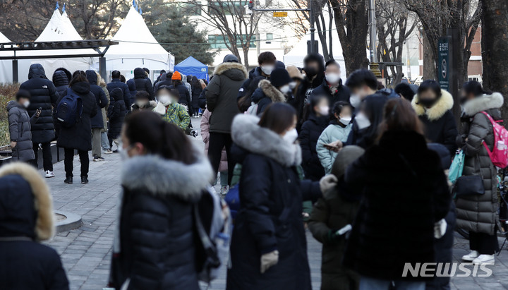 [서울=뉴시스] 홍효식 기자 = 0시 기준 코로나19 신규 확진자가 4,207명으로 집계된 27일 오전 서울 성동구 성수구두테마공원 임시선별검사소에서 시민들이 검사를 받기 위해 기다리고 있다. 2021.12.27. yesphoto@newsis.com