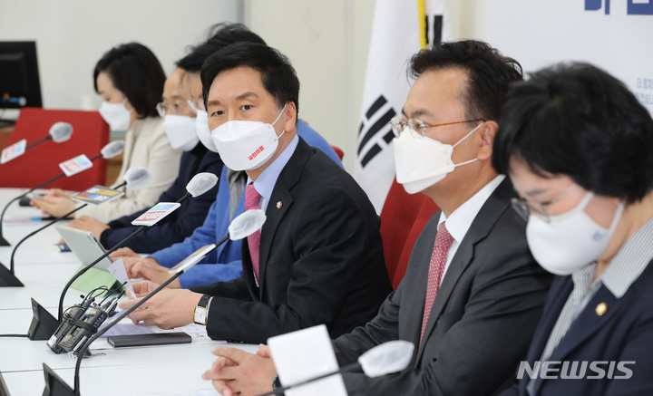 [서울=뉴시스] 김선웅 기자 = 김기현 국민의힘 원내대표가 27일 서울 여의도 국회에서 열린 원내대표-법사위원 긴급간담회에서 발언하고 있다. (공동취재사진) 2021.12.27. photo@newsis.com
