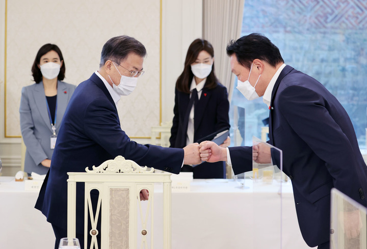 [서울=뉴시스] 김진아 기자 = 문재인 대통령이 27일 청와대에서 열린 '청년희망 온(ON) 참여기업 대표 초청 오찬 간담회'에 참석, 최태원 SK주식회사 회장과 인사하고 있다. 2021.12.27. bluesoda@newsis.com