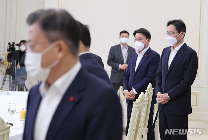 [서울=뉴시스] 김진아 기자 = 삼성전자 이재용과 부회장과 포스코 그룹 최정우 회장이 27일 청와대에서 열린 '청년희망 온(ON) 참여기업 대표 초청 오찬 간담회'에 참석해 있다. 2021.12.27. bluesoda@newsis.com