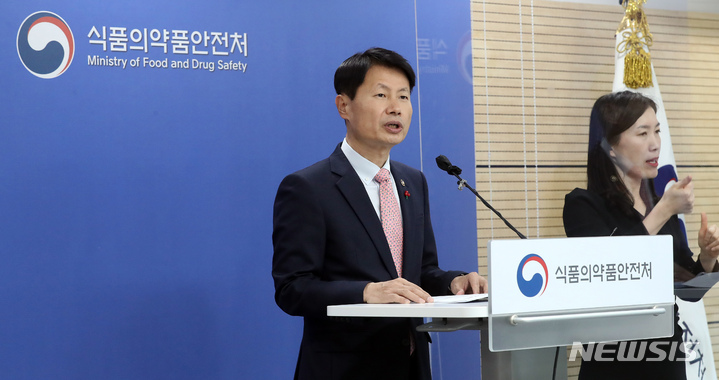 [청주=뉴시스] 강종민 기자 = 김강립 식품의약품안전처장이 27일 오후 충북 청주 식약처에서 미국 화이자사의 먹는 코로나19 치료제 '팍스로비드'의 긴급 사용 승인을 결정했다고 밝히고 있다. 2021.12.27. ppkjm@newsis.com