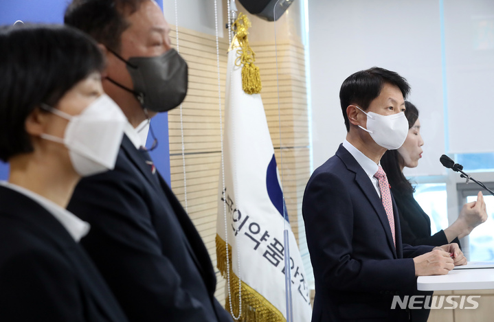 [청주=뉴시스] 강종민 기자 = 김강립 식품의약품안전처장이 27일 오후 충북 청주 식약처에서 미국 화이자사의 먹는 코로나19 치료제 '팍스로비드'의 긴급 사용 승인을 결정했다고 밝히고 있다. 2021.12.27. ppkjm@newsis.com