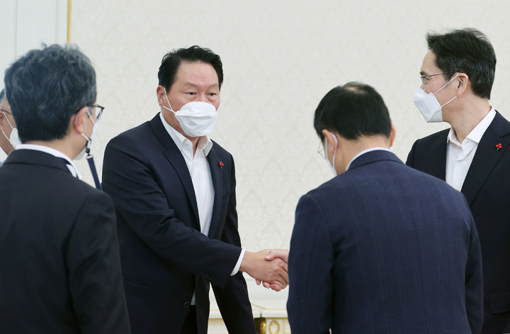 [서울=뉴시스] 김진아 기자 = 이재용 삼성전자 부회장과 최태원 SK주식회사 회장이 27일 청와대에서 열린 '청년희망 온(ON) 참여기업 대표 초청 오찬 간담회'에 참석해 인사를 나누고 있다. 2021.12.27. bluesoda@newsis.com